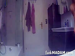 Spying on hot teen shaving her bush