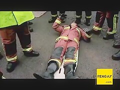 Bombeiros fazendo exame nos testiculos