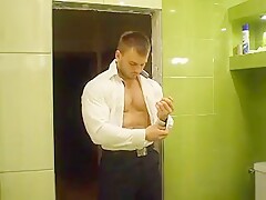 RUSSIAN BODYBUILDER STRIP AND CUM