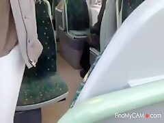Menina mostrando os peitos e a xota no onibus