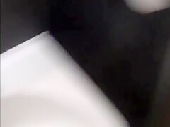 Studentenficke auf McDonalds Klo geknallt und besamt!