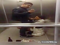 elle avale tout dans l ascenseur