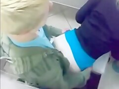 Blondes Paerchen fickt auf dem Schulklo!