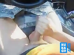 Handjobb with ending while driving
