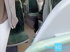 Menina mostrando os peitos e a xota no onibus