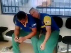 Metalurgico querendo pegar no pau do colega