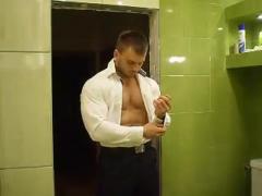 RUSSIAN BODYBUILDER STRIP AND CUM
