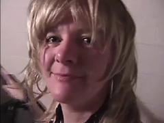 KINKY HOUSEWIFE SUCKS OFF CABLE GUY