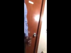 Porteiro dando aliviada no trampo