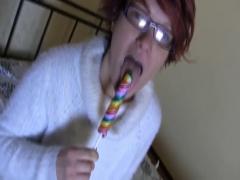 Reudige MILF steckt sich Lolli in die Fotze!
