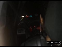 Elle suce son copain et sa copine conduit