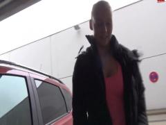 Blonde Ficke direkt auf dem Parkplatz weggeknallt!