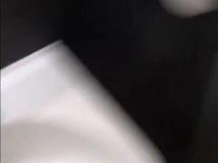 Studentenficke auf McDonalds Klo geknallt und besamt!